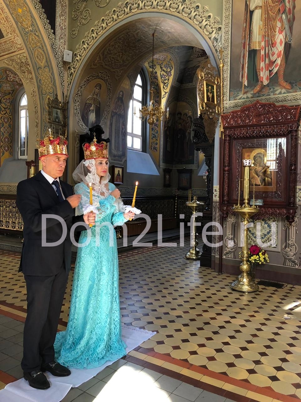 Супруги скрепили семейные узы в храме. 