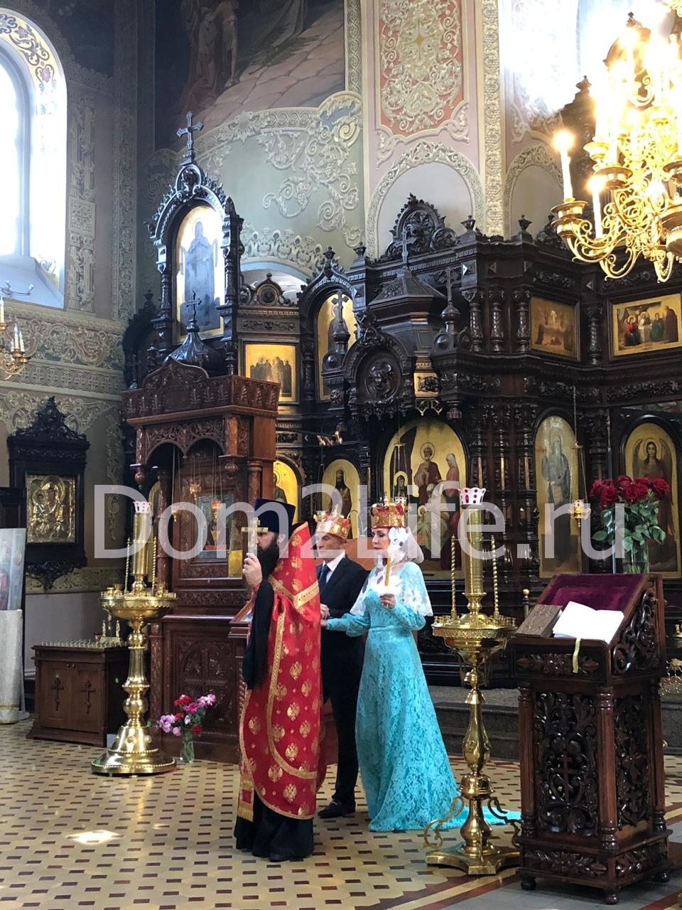 Супруги скрепили семейные узы в храме. 