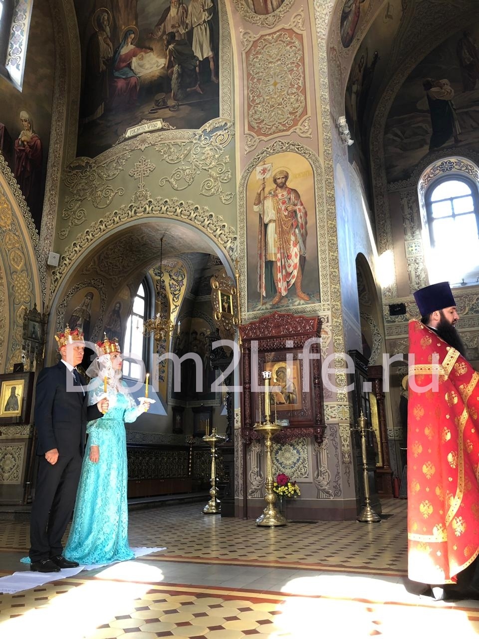 Супруги скрепили семейные узы в храме. 