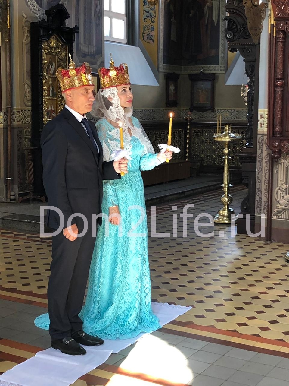 Супруги скрепили семейные узы в храме. 