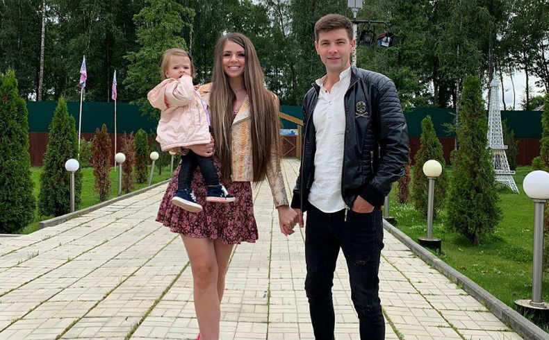 Оля Рапунцель, Дима Дмитренко и их дочь Василиса Фото: Архив Dom2Life.ru