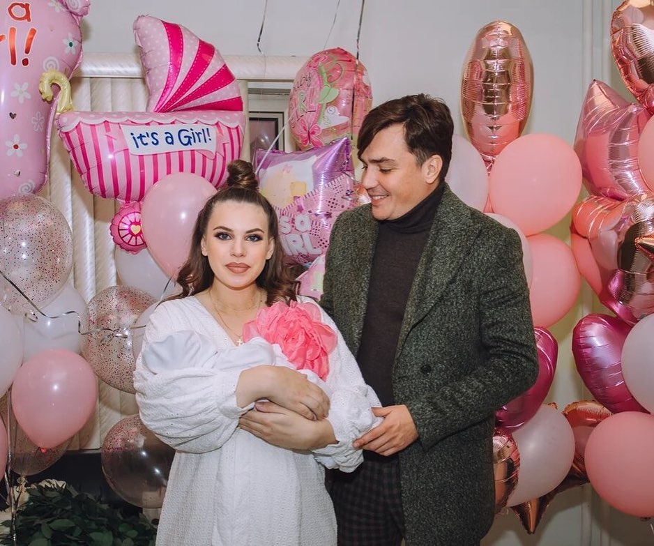 Саша Артёмова и Евгений Кузин с новорождённой дочкой на выписке из клиники Фото: «Инстаграм»