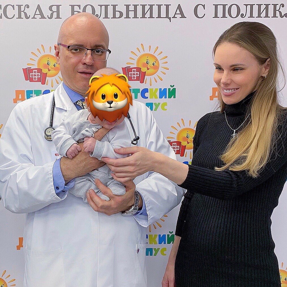 Экс-участница проекта закрывала лицо сына смайликами Фото: «Инстаграм»