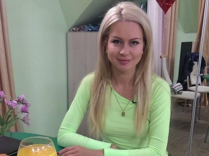 Девушка отмечает день рождения. 