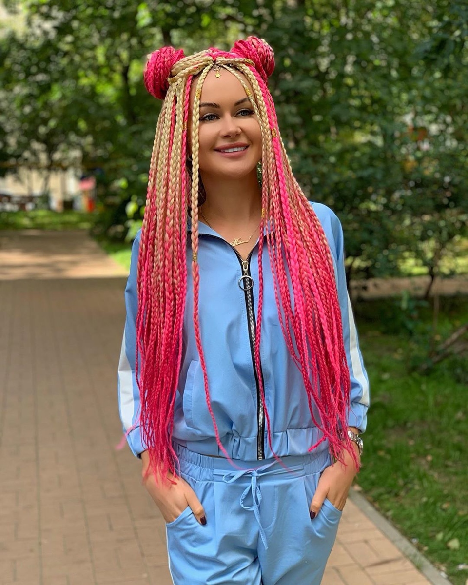 Девушка отмечает день рождения. 