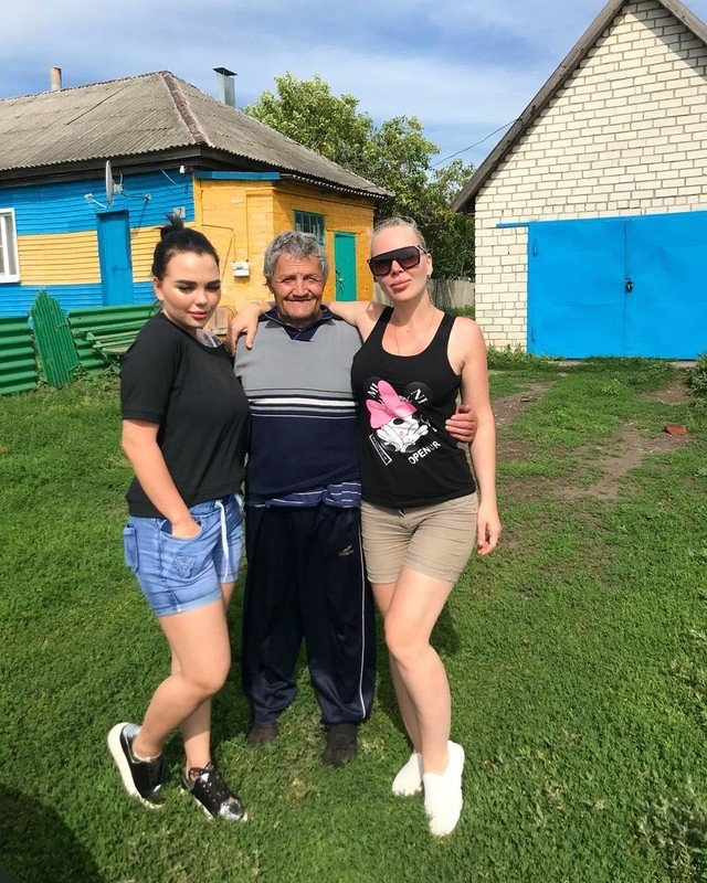 Василисе (справа) до сих пор не удалось восстановиться после смерти сестры Фото: «Инстаграм»