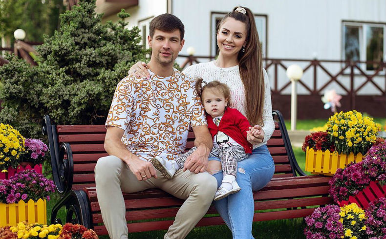Дима Дмитренко, Оля Рапунцель и их дочь Василиса Фото: Архив Dom2Life.ru