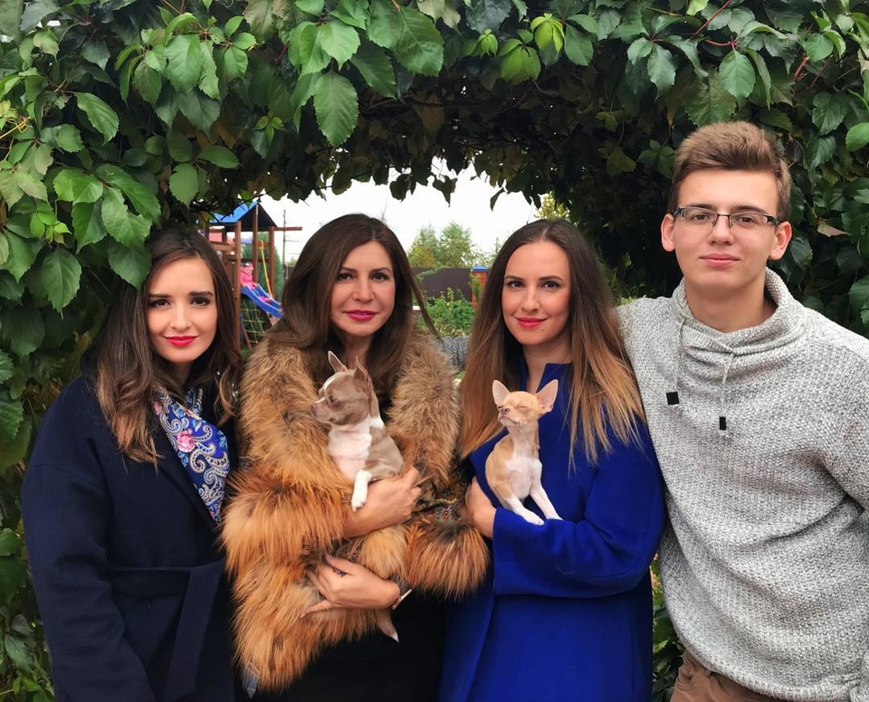 Ирина Агибалова и её дети — Рита, Ольга и Олег Фото: «Инстаграм»