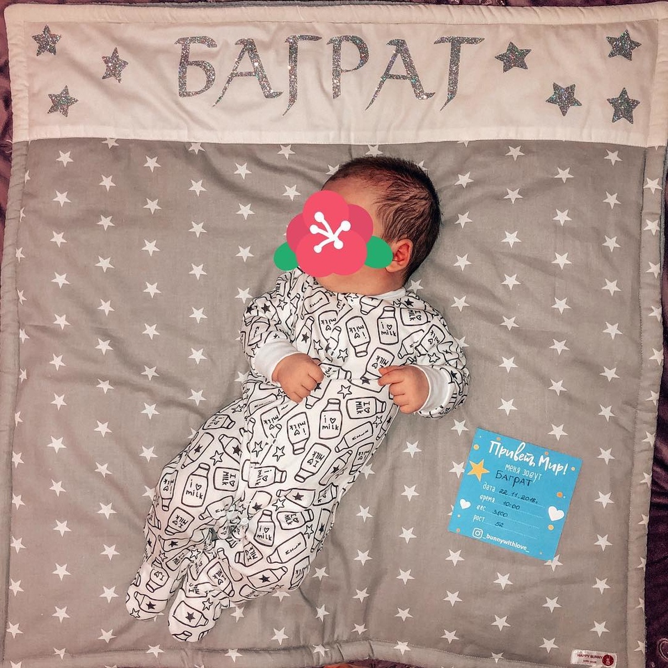 Мальчик отмечает важную дату. 