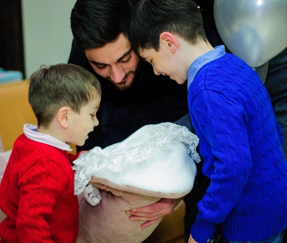 Мальчик отмечает важную дату. 