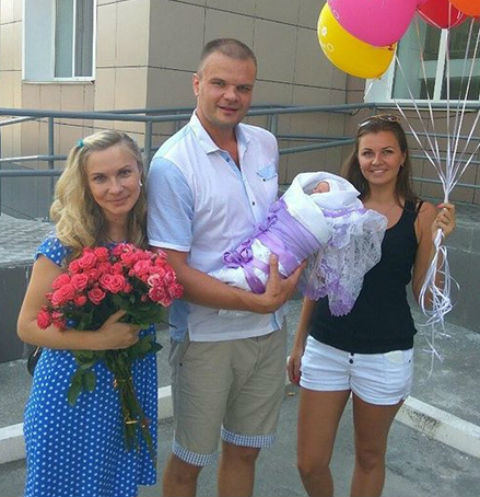 Настя с Дашко с мужем. На руках мужчина держит первенца, сына Клима Фото: соцсети