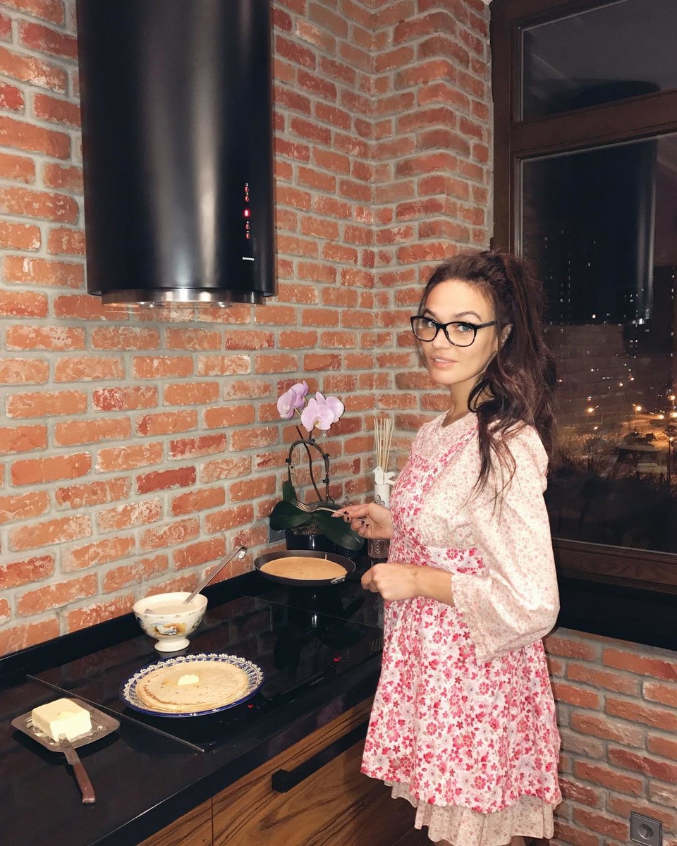 Водонаева не хотела бы подставлять человека, который её предал, поэтому рассчитывает обсудить свою проблему с ближайшим окружением в своём собственном доме Фото: «Инстаграм»