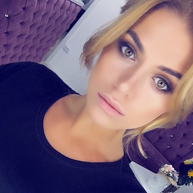 Девушка отмечает день рождения. 