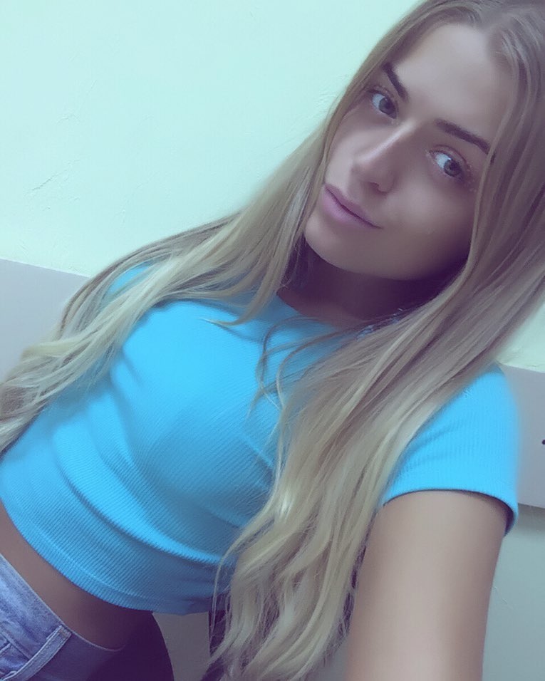 Девушка отмечает день рождения. 