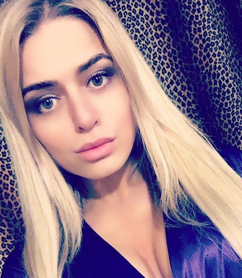Девушка отмечает день рождения. 