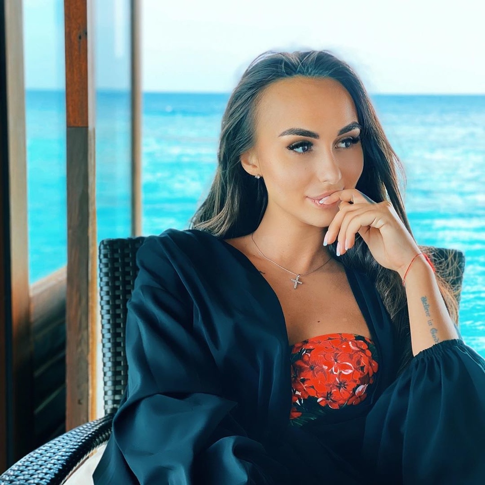 Экс-участница улетела в отпуск.