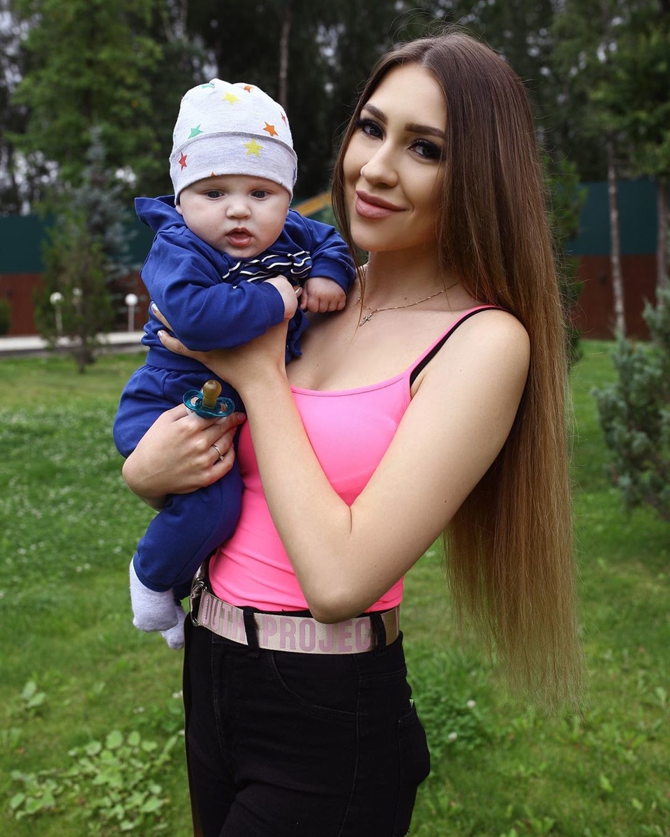 Сегодня у мальчика день рождения. 