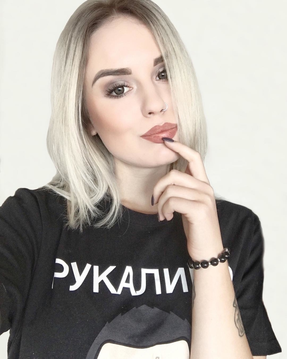 Девушка отмечает день рождения. 
