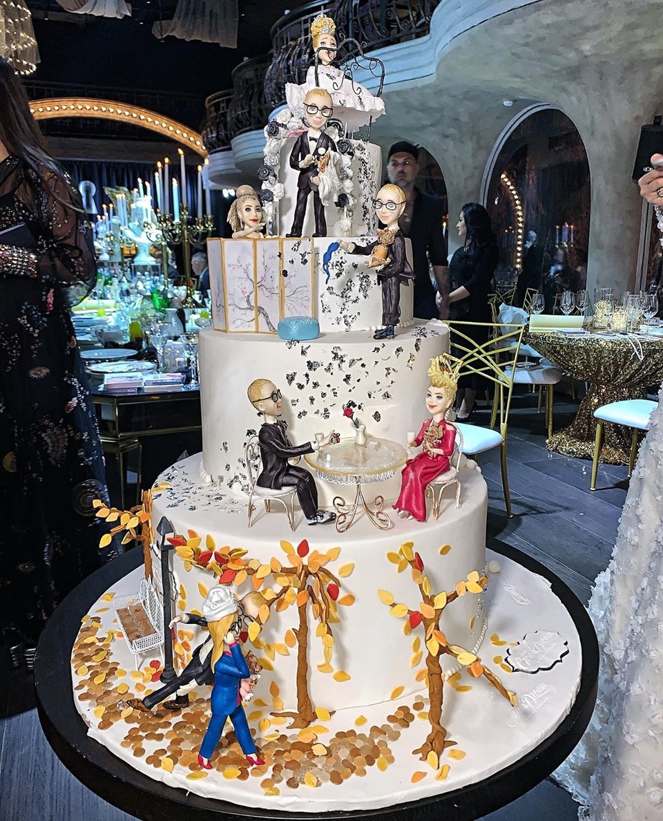 Торт Лениной был украшен фигурками молодожёнов Фото: Instagram
