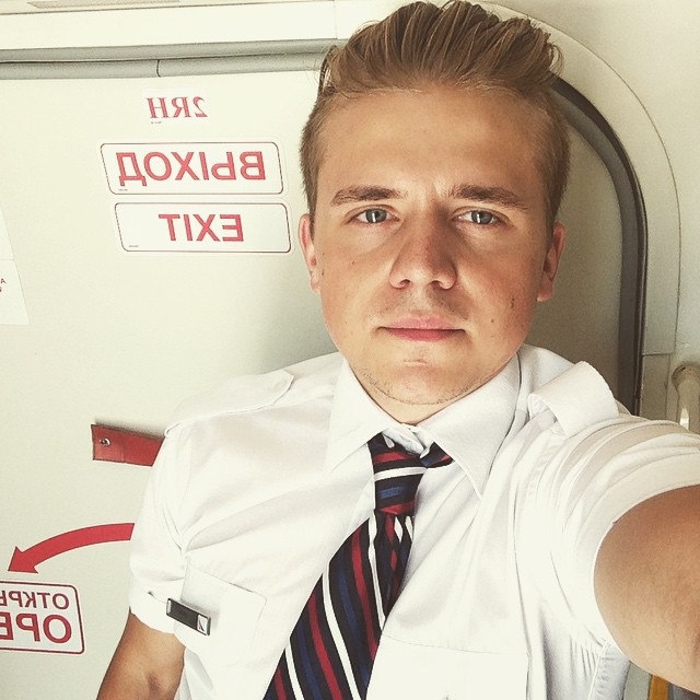 Парень отмечает день рождения. 