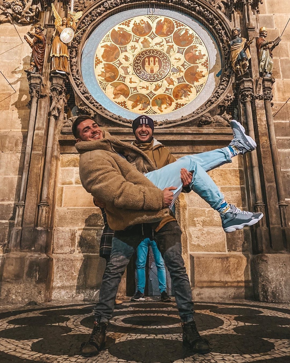 Парень отмечает день рождения. 