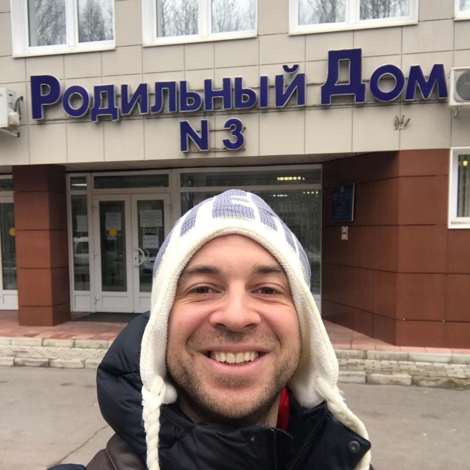 Богдан Ленчук видится с женой и сыном через окно клиники Фото: «Инстаграм»