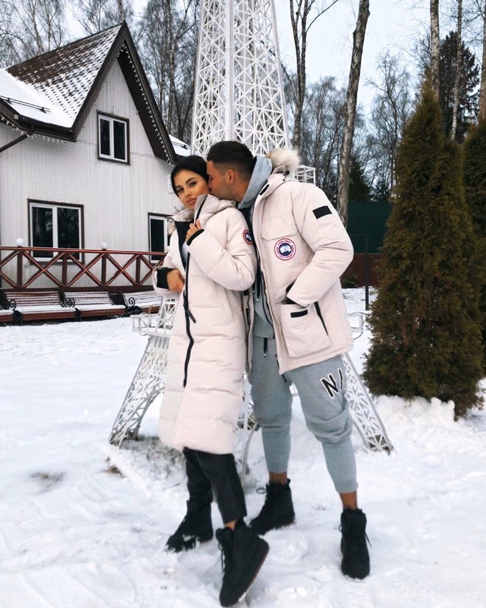 Влюблённые отмечают важную дату. 