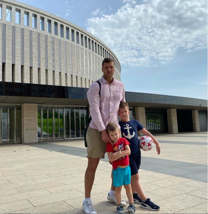 Шароваров проводит время с детьми Фото: «Инстаграм» 
