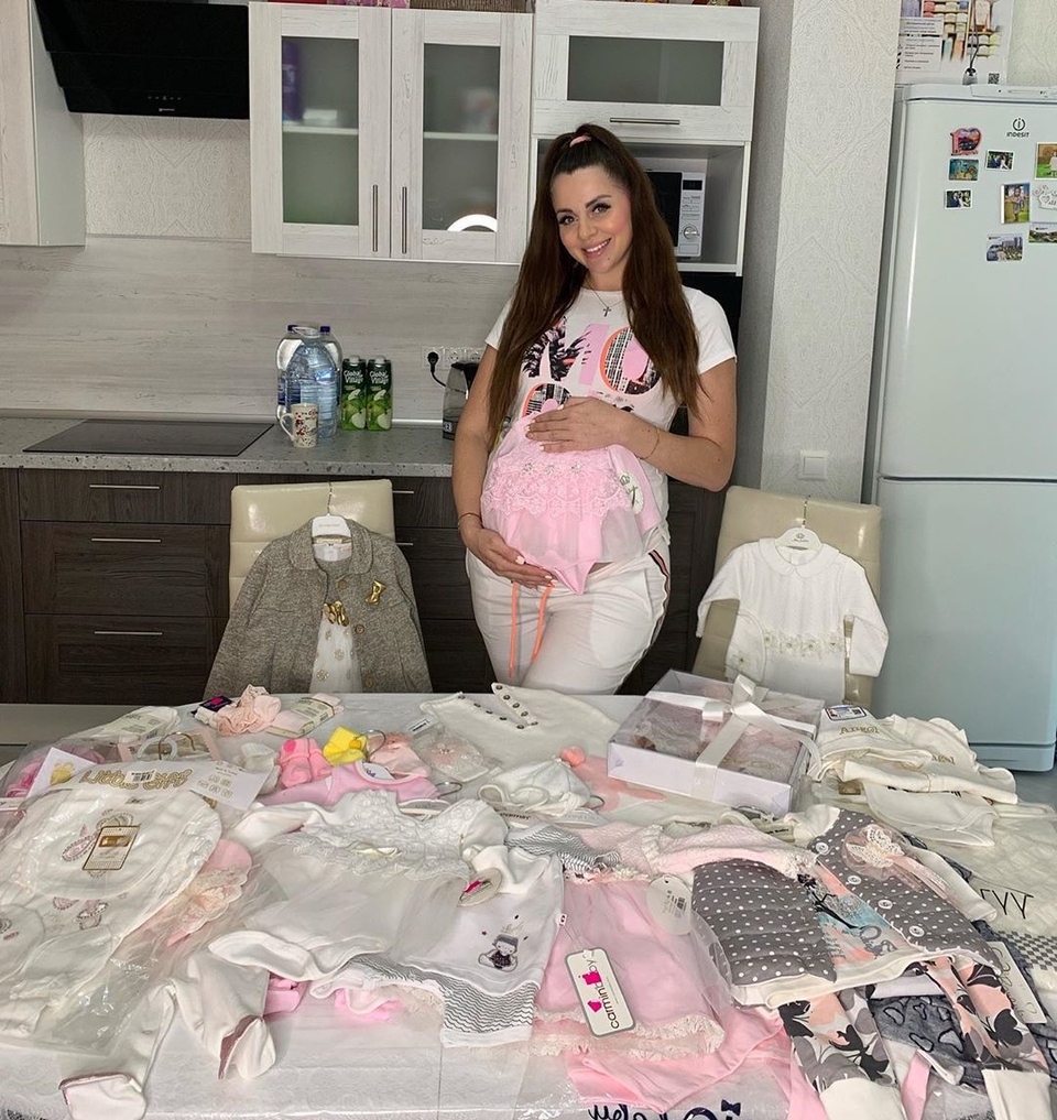Оля покупает вещи для будущей дочери Фото: «Инстаграм»