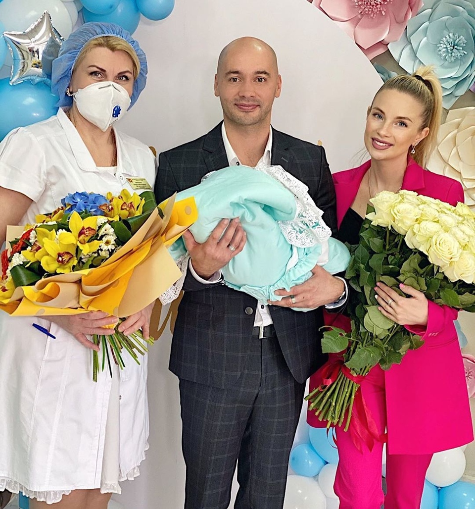 Молодые родители отмечают первую серьёзную дату.