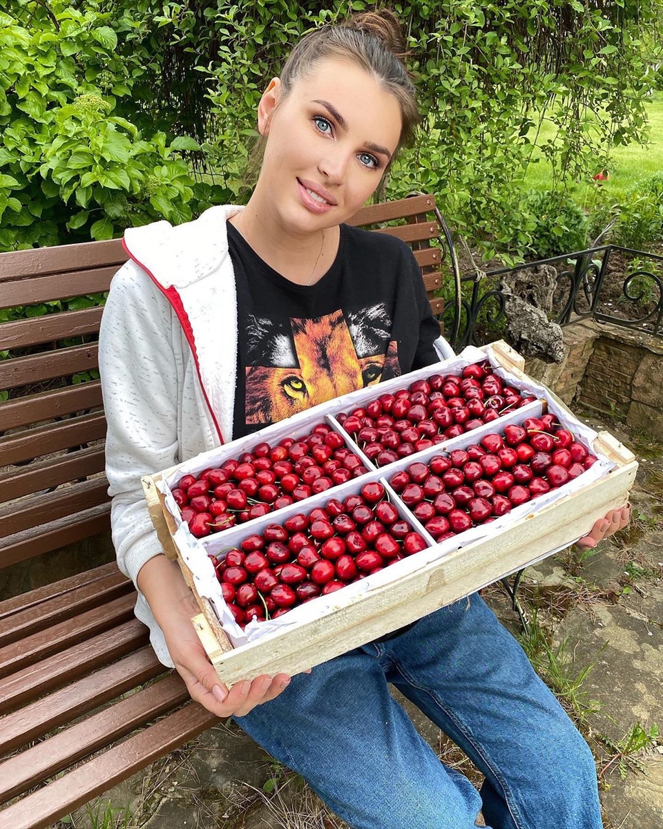 Элла накупила кучу черешни Фото: «Инстаграм»