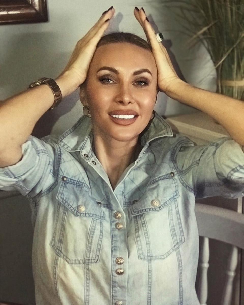 Красотка не скупится на прихоти. 