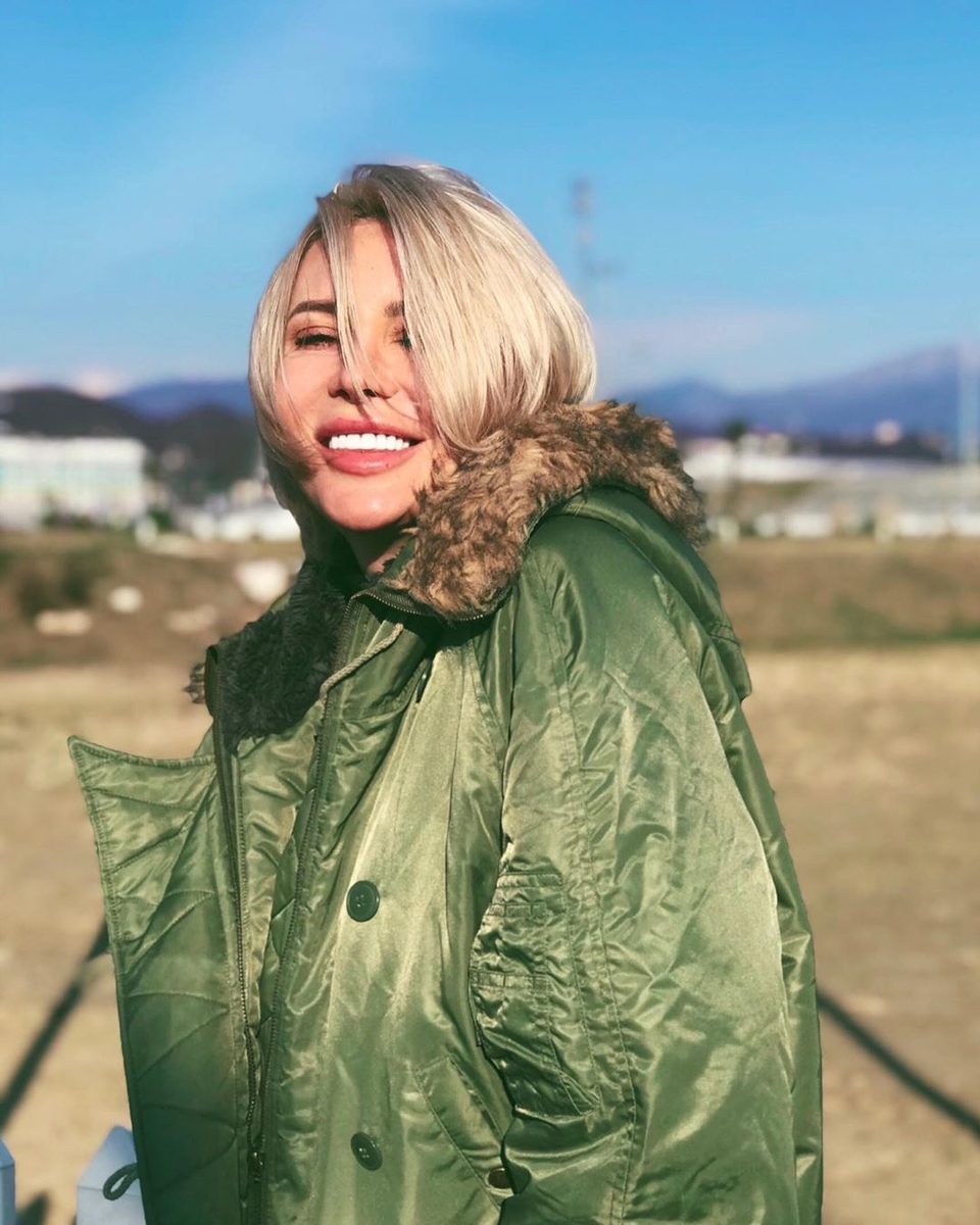 Красотка не скупится на прихоти. 