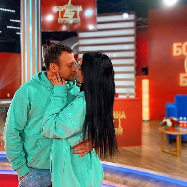 Влюблённые отмечают важную дату. 