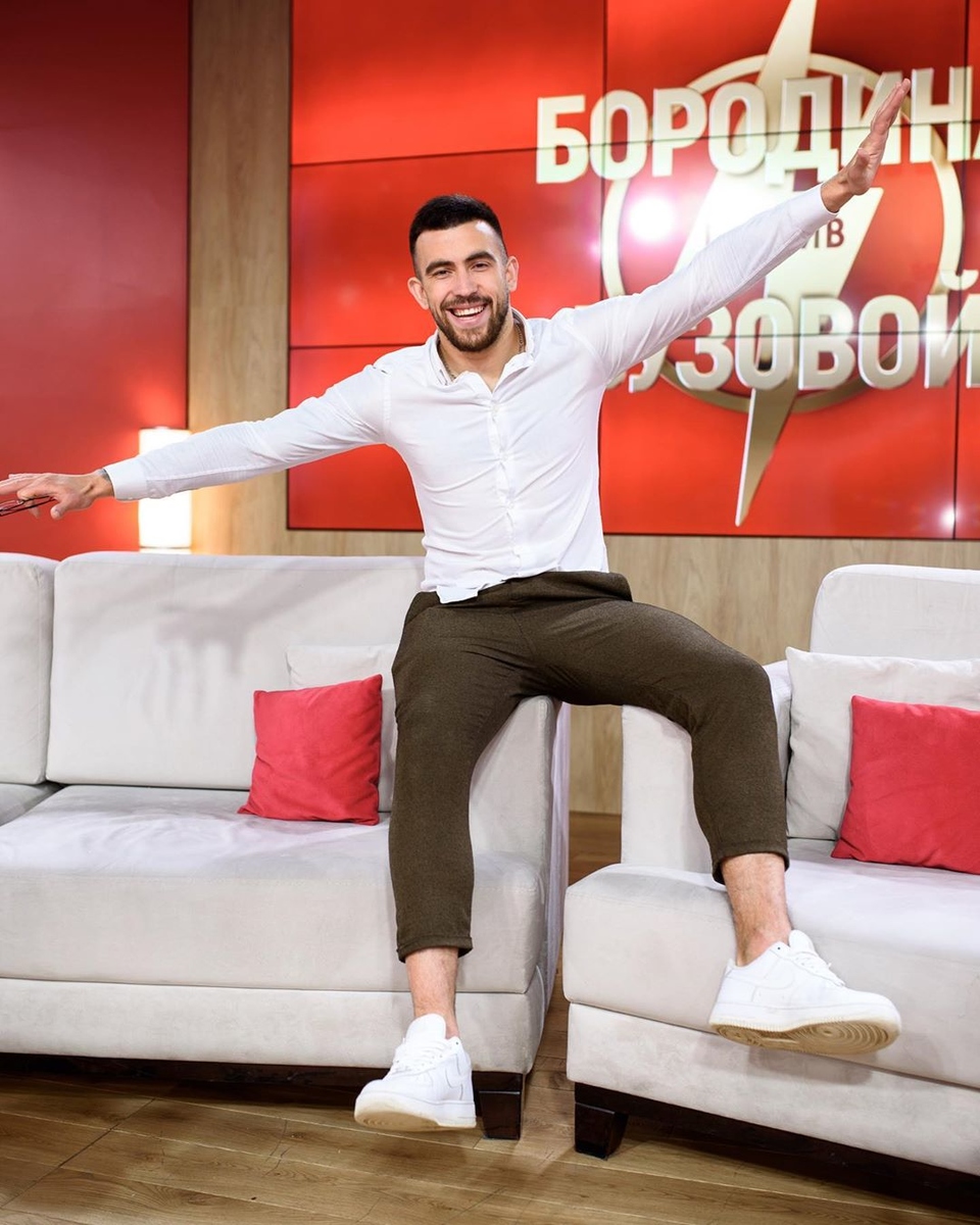 Парень отмечает важную дату. 