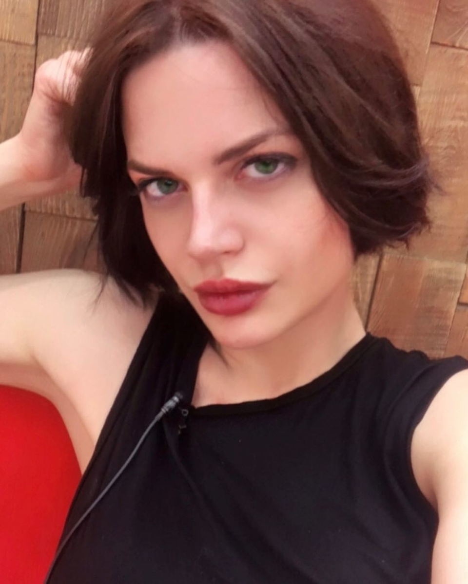 Девушка покинула телестройку. 