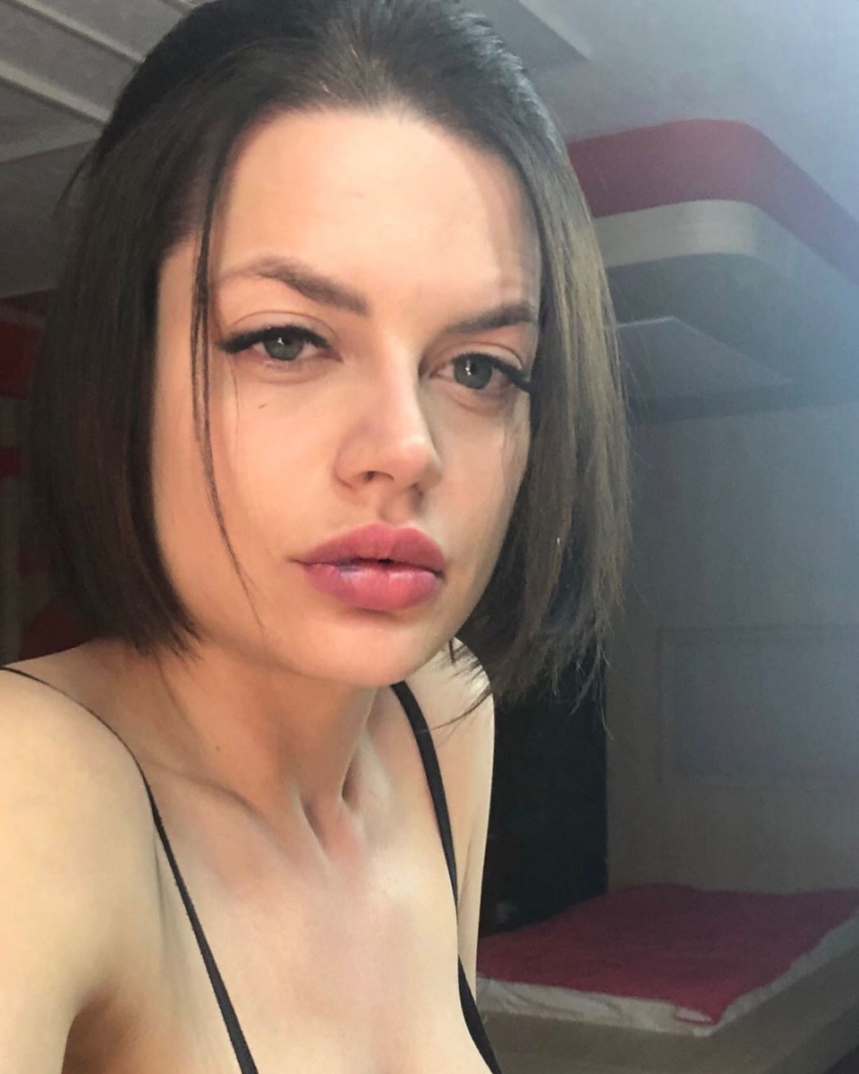 Девушка покинула телестройку. 