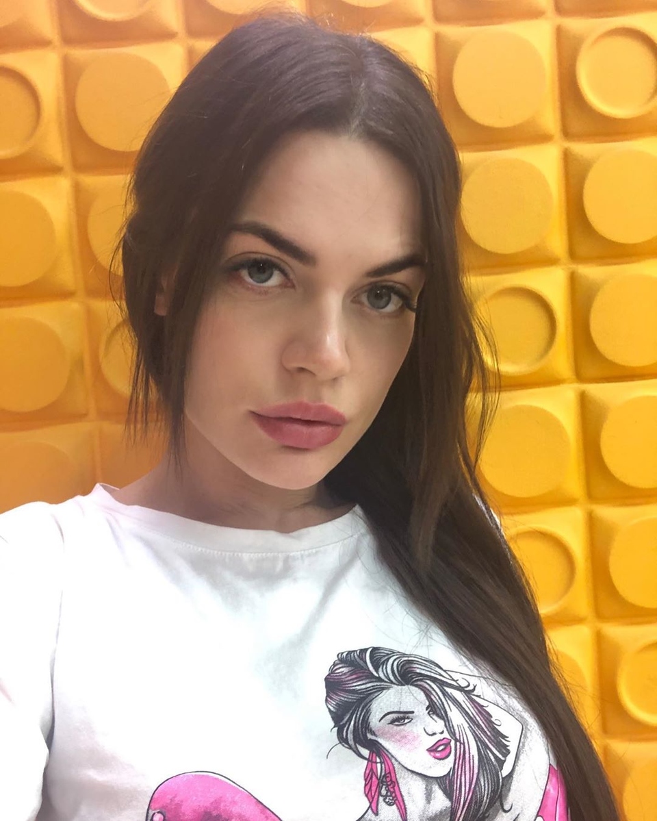 Девушка покинула телестройку. 