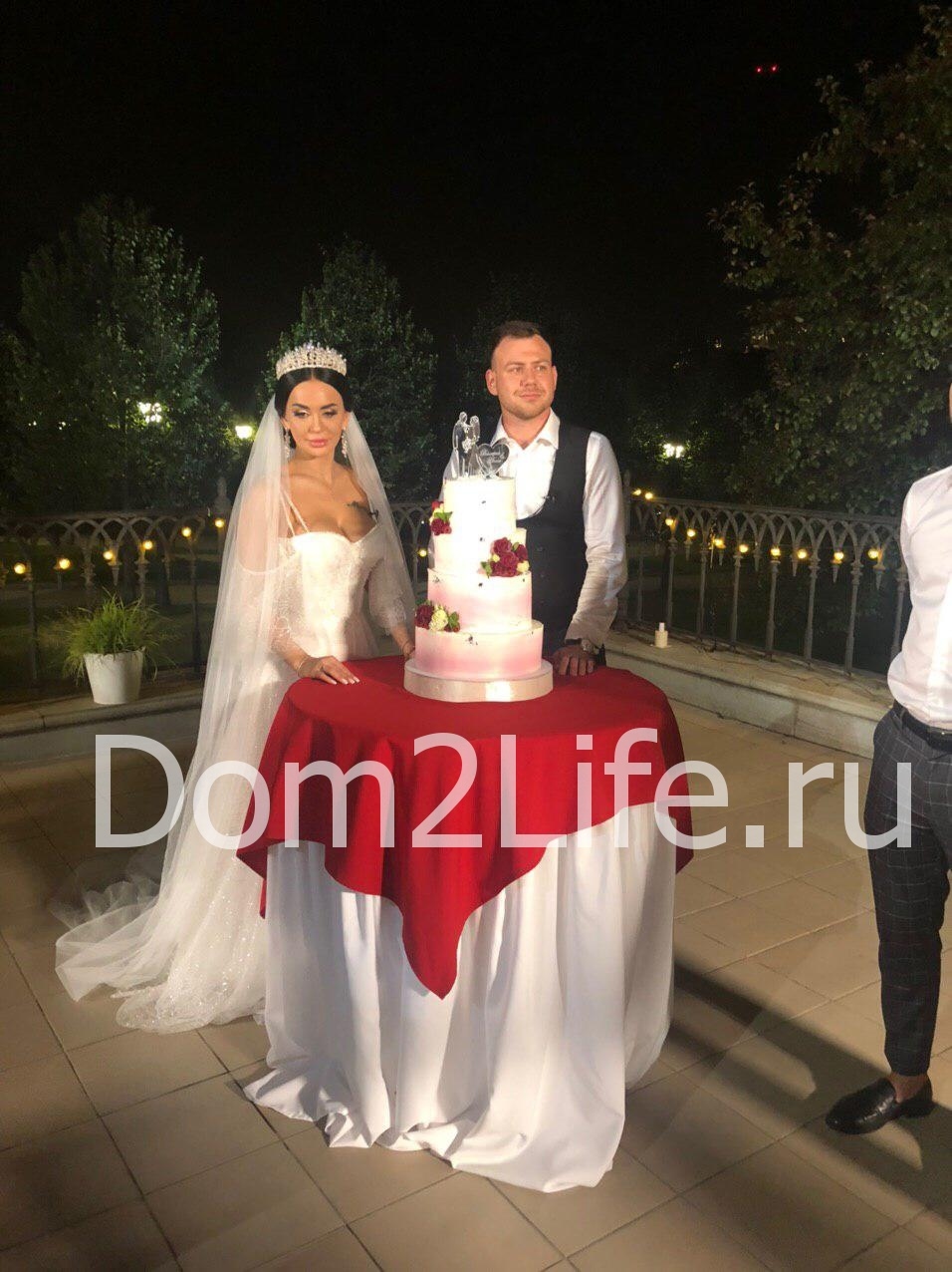 Аня и Валера режут свадебный торт Фото: Dom2Life.ru