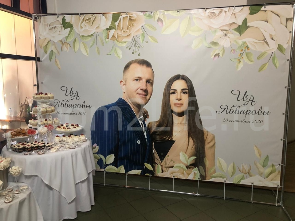 Фотозона с портретами жениха и невесты Фото: Архив Dom2Life.ru