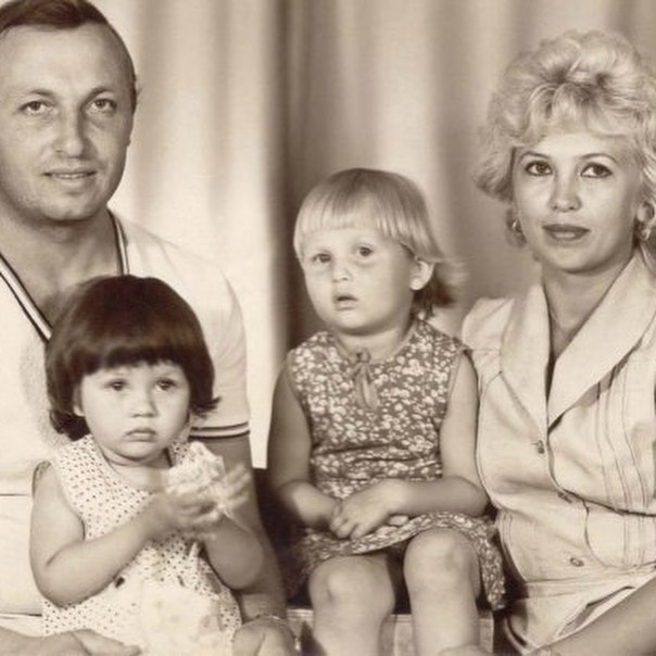 Маленькая Вика Боня с родителями и сестрой Фото: «Инстаграм»