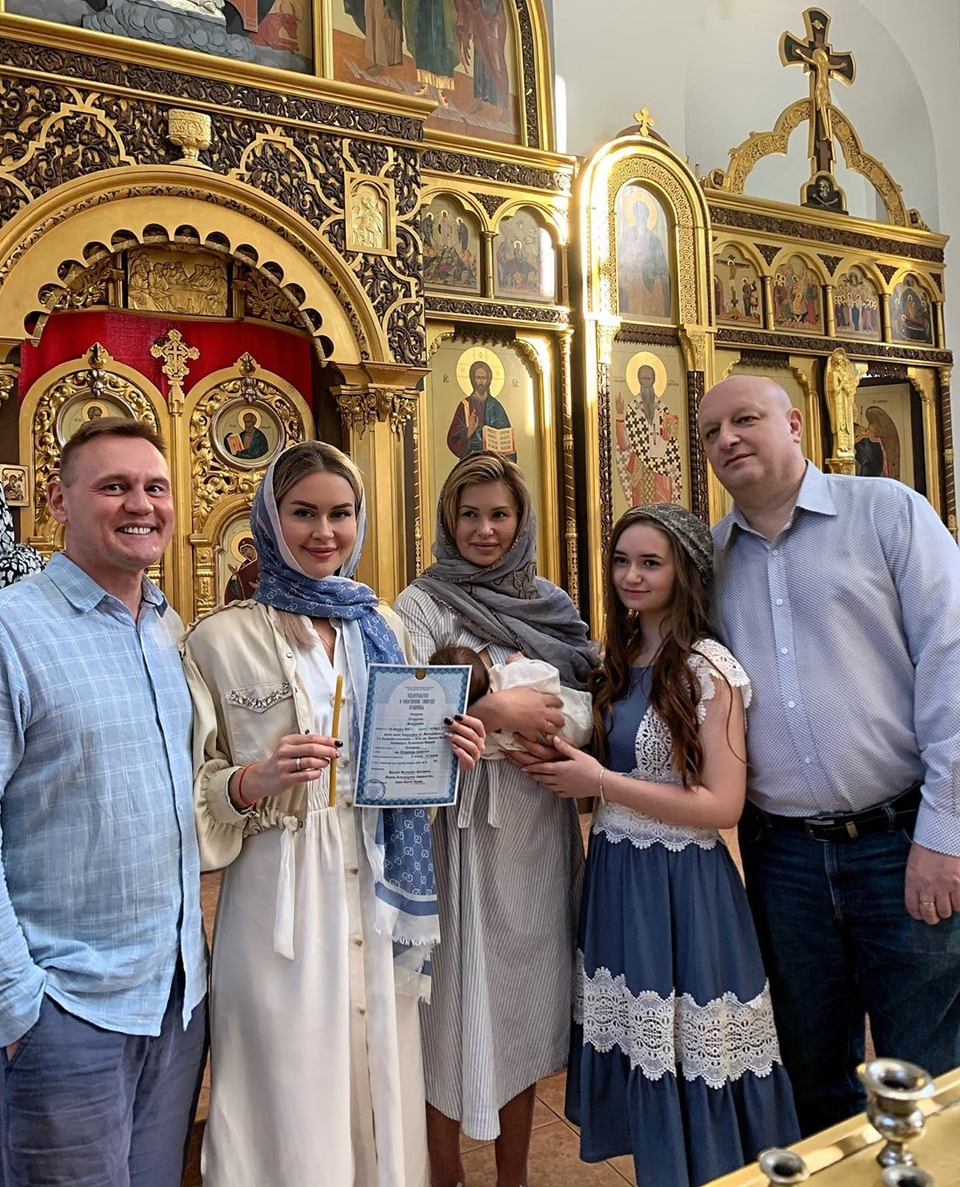 Ангелина и Степан с дочкой, её крёстными родителями и старшей сестрой Степании Кариной Фото: «Инстаграм»