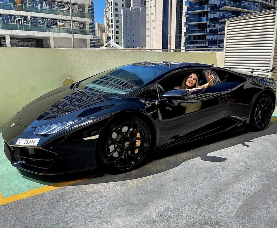 Розе нравятся люксовые авто